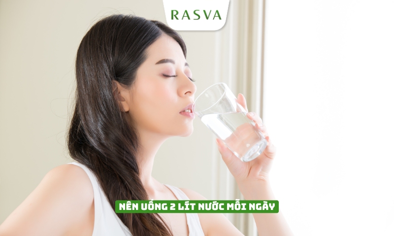 Uống ít nhất 2 lít nước mỗi ngày